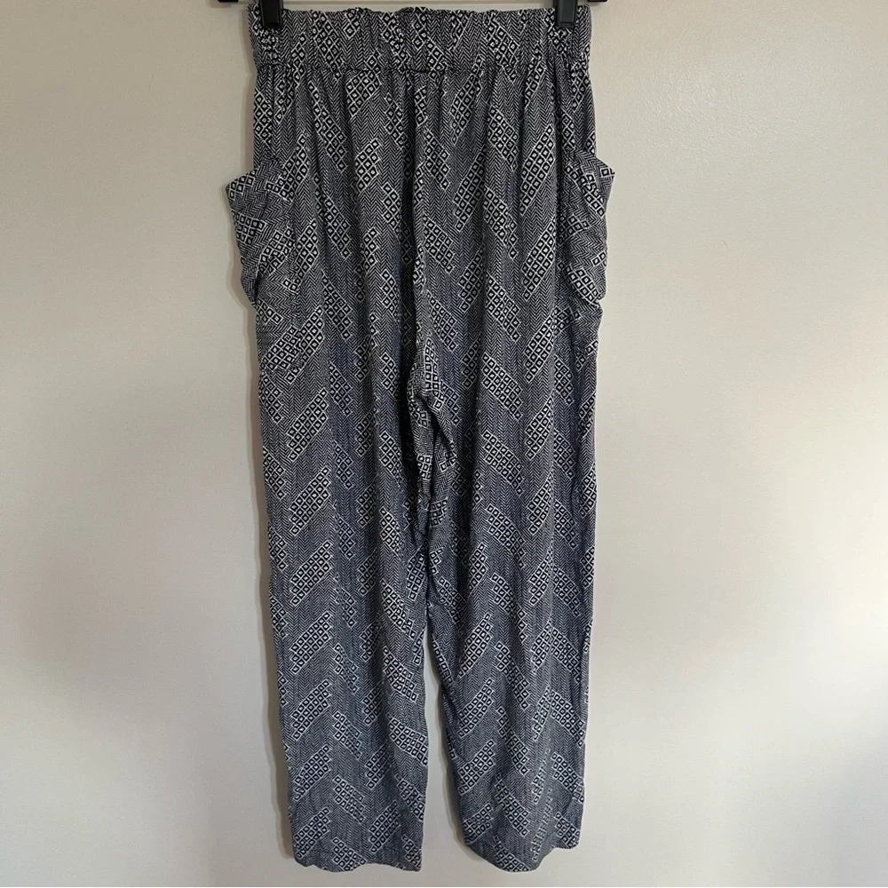 Women's Urban Outfitters‎ Cottage Print Pull On Pants Size Medium Black & White